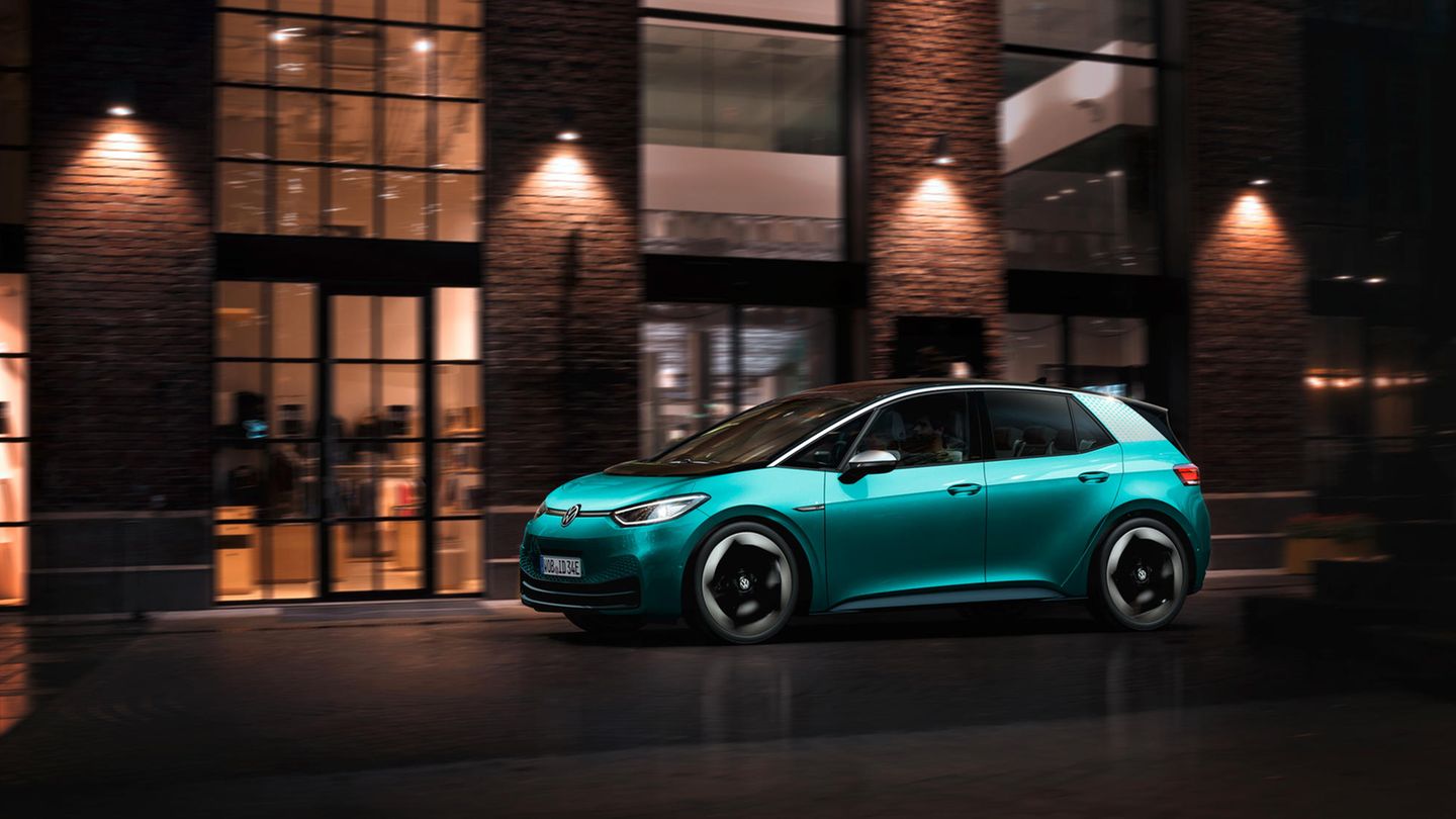 Volkswagen  Angriff ist die beste Verteidigung: Nach dem Diesel-Gate prescht Volkswagen beim E-Antrieb von allen Herstellern wohl am konsequentesten nach vorn. Während andere Marken noch mehrgleisig fahren wollen, haben sich die Wolfsburger vollständig der E-Mobilität verschrieben. Fahrzeuge mit traditionellem Antrieb werden nicht mehr vom Band rollen. Stattdessen sollen in den kommenden zehn Jahren um die 70 reine E-Modelle auf den Markt kommen. Die technische Grundlage dieser neuen Autogeneration wird der MEB sein, der "Modulare Elektrobaukasten". Was sich ein wenig nach "Fischertechnik" anhört, ist es im Kern auch: Ein auf Elektrofahrzeuge spezialisierter Konstruktionskasten, aus dessen Bausteinen künftig alle E-Modelle des Hauses und die seiner Töchter Seat und Skoda entwickelt werden – vom E-Kleinstwagen bis zum E-SUV. Los geht es im kommenden Jahr mit dem ID.3, dem ersten Modell der ID.-Familie.  Von den VW-Töchtern Seat gibt es den "Mii Electric" von Skoda den "Citigo e iV"- alles Modelle für den Stadtverkehr mit einer Reichweite von rund 260 Kilometern. Wie Mercedes denkt auch Volkswagen bei der Elektromobilität über die Autos hinaus und wird in Deutschland ein eigenes Netz aus Ladesäulen und Ladepunkte für Privathaushalte aufbauen. Versorgt werden die Stationen von der neugegründeten Tochtergesellschaft "Elli" mit Ökostrom aus erneuerbaren Quellen.