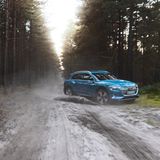 Audi und Porsche  Die beiden Oberklassen-Geschwister aus der Volkswagenfamilie setzen wie ihre Mutter auf ein neues Baukastensystem für ihre E-Autos: das PPE - "Premium Platform Electric". Im Vergleich zum MEB-System für die Mittelklasse ist PPE auf hohe Spitzengeschwindigkeiten, Beschleunigung und Ladezeit optimiert. So soll das Laden der Audi und Porsche Luxusautos von 20 auf 80 Prozent nicht länger als 40 Minuten dauern. Da PPE keine Rücksicht auf herkömmliche Antriebstechniken nehmen muss, planen die Designer mit einer völlig neuen Formensprache - außen wie innen. Bereits 2021 soll das erste PPE-Oberklassenauto in die Verkaufsräume kommen. Doch schon davor wird es mit dem "e-tron" ein E-Fahrzeug von Audi geben. Porsche bietet mit dem Taycan einen reinrassigen E-Sportwagen. Die beliebte Panamera-Serie setzt auf Plug-In-Hybride, also die Kombination von Verbrennungsmotor und einem E-Antrieb, der auch am Stromnetz aufgeladen werden kann.