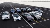 BMW  Gleichwohl sich BMW mit dem i3 und dem futuristischen i8-Sportwagen früh an E-Antriebe versuchte, starten die Münchner weniger entschlossen als VW in die nächste Runde der E-Mobilität. Auch die Bayern setzen auf klingende Baukästen wie Clar-We (Cluster-Architektur für Hinterradantrieb) und Faar-We (Cluster-Architektur für Frontantrieb) doch hier endet schon die Gemeinsamkeit mit den Wolfsburgern. Nach den mäßigen Verkaufszahlen des i3 möchte man in Bayern lieber flexibel bleiben. So lassen sich mit dem BMW-Baukastensystem Autos mit jedwedem Antrieb konstruieren und produzieren – vom Verbrenner über Hybride bis zum reinen E-Motor. Bis 2021 soll es neben dem Mini Coopers Electric noch den SUV ix3, den viertürigen Tesla-Herausforderer i4 und den BMW iNext als reine Stromer geben. Der elektrische SUV wird in China, der i4 in Deutschland gebaut. Mit dem iNext nimmt BMW dann die Oberklasse in Angriff. Neben einer Reichweite von 600 Kilometern wird das Spitzenmodell auch alle modernden Gimmicks an Bord haben, darunter auch autonomes Fahren auf der Autobahn.
