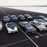 BMW  Gleichwohl sich BMW mit dem i3 und dem futuristischen i8-Sportwagen früh an E-Antriebe versuchte, starten die Münchner weniger entschlossen als VW in die nächste Runde der E-Mobilität. Auch die Bayern setzen auf klingende Baukästen wie Clar-We (Cluster-Architektur für Hinterradantrieb) und Faar-We (Cluster-Architektur für Frontantrieb) doch hier endet schon die Gemeinsamkeit mit den Wolfsburgern. Nach den mäßigen Verkaufszahlen des i3 möchte man in Bayern lieber flexibel bleiben. So lassen sich mit dem BMW-Baukastensystem Autos mit jedwedem Antrieb konstruieren und produzieren – vom Verbrenner über Hybride bis zum reinen E-Motor. Bis 2021 soll es neben dem Mini Coopers Electric noch den SUV ix3, den viertürigen Tesla-Herausforderer i4 und den BMW iNext als reine Stromer geben. Der elektrische SUV wird in China, der i4 in Deutschland gebaut. Mit dem iNext nimmt BMW dann die Oberklasse in Angriff. Neben einer Reichweite von 600 Kilometern wird das Spitzenmodell auch alle modernden Gimmicks an Bord haben, darunter auch autonomes Fahren auf der Autobahn.