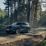 Ford  In Sachen Elektromobilität ist Ford eher „keine Idee weiter“, sondern vergleichsweise gemächlich unterwegs. Bis 2022 sollen zwar rund elf Milliarden US-Doller in die Umstellung der Produktion auf E-Antriebe investiert werden, doch im ersten Schritt wird der Konzern erst einmal auf die Elektrifizierung der Fahrzeugflotte mit Hybrid-Antrieben setzen. Das heißt dem Verbrennungsmotor im Mondeo, Focus oder Kuga wird ein kleiner E-Motor unterstützend zu Seite gestellt. Entweder als "Mild Hybrid" bei dem der E-Motor dem Verbrenner wie ein Turbolader zur Seite springt und damit den Spritverbrauch senkt. Oder als "Plug-In-Hybrid" bei dem der Akku des Elektromotors am Stromnetz aufgeladen wird. Um das erste vollwertige E-Auto macht Ford noch ein großes Marketing-Geheimnis. Der in Mexiko gefertigte Crossover-SUV soll optisch dem Erfolgsmodell Mustang angelehnt sein. Auch sonst setzt Ford bei den E-Antrieben auf kernige Offroader und hat sich an der auf Elektro-Geländewagen spezialisierten US-Firma Rivian beteiligt. In Deutschland loten Ford und Volkswagen derzeit eine mögliche Zusammenarbeit bei Elektrofahrzeugen aus.