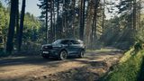 Ford  In Sachen Elektromobilität ist Ford eher „keine Idee weiter“, sondern vergleichsweise gemächlich unterwegs. Bis 2022 sollen zwar rund elf Milliarden US-Doller in die Umstellung der Produktion auf E-Antriebe investiert werden, doch im ersten Schritt wird der Konzern erst einmal auf die Elektrifizierung der Fahrzeugflotte mit Hybrid-Antrieben setzen. Das heißt dem Verbrennungsmotor im Mondeo, Focus oder Kuga wird ein kleiner E-Motor unterstützend zu Seite gestellt. Entweder als "Mild Hybrid" bei dem der E-Motor dem Verbrenner wie ein Turbolader zur Seite springt und damit den Spritverbrauch senkt. Oder als "Plug-In-Hybrid" bei dem der Akku des Elektromotors am Stromnetz aufgeladen wird. Um das erste vollwertige E-Auto macht Ford noch ein großes Marketing-Geheimnis. Der in Mexiko gefertigte Crossover-SUV soll optisch dem Erfolgsmodell Mustang angelehnt sein. Auch sonst setzt Ford bei den E-Antrieben auf kernige Offroader und hat sich an der auf Elektro-Geländewagen spezialisierten US-Firma Rivian beteiligt. In Deutschland loten Ford und Volkswagen derzeit eine mögliche Zusammenarbeit bei Elektrofahrzeugen aus.