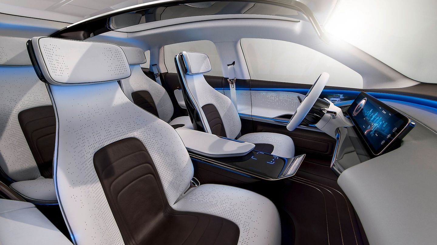 Mercedes  Mit Stromern hatte Mercedes bisher nur am Rande zu tun. Nun sollen rund zehn Milliarden Euro in die Entwicklung der Elektromobilität fließen. Bis 2022 soll das komplette Angebot unter dem Label EQ – "Intelligente Elektromobilität" elektrifiziert sein. Dabei denken die Stuttgarter die EQ-Marke als komplettes Ökosystem mit einer Wertschöpfungskette vom Fahrzeug über Dienstleistungen, Ladestationen bis hin zum passenden Energiespeicher für das Eigenheim. Die neue Autogeneration wird auf einem eigens für die Elektromobilität geschaffenen Baukastensystem entwickeln: EVA - Electric Vehicle Architecture. Durch den Wegfall der für den Verbrenner notwendigen Bauteile sei eine völlig neue Formensprache möglich, hieß es.  Für die künftigen Modelle der EQ-Familie schwebt den Schwaben eine "Elektro-Ästhetik" vorm mit einem sehr coolen, futuristischen Look. Bereits heute zeigt sich Mercedes  im Design viel mutiger als die Mitbewerber.  Der Schwenk auf alternative Motoren hat auch intern Konsequenzen. Alles, was mit Stromantrieben zu tun wird künftig in der E-Mobility Group gebündelt. Die Gruppe soll sich nicht nur mit Akkus beschäftigen, sondern auch die Entwicklungen bei Wasserstoffantrieben und Hybrid-Fahrzeugen vorantreiben. Dem Benzinhahn zugedreht wurde bereits der Marke Smart. Ab kommenden Jahres gibt es den Stadtflitzer nur noch als E-Auto. Der e-Smart Fortwo EQ zählte 2018 zu den meisten verkaufen E-Autos in Deutschland.