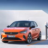 Opel  Gleichsam pragmatisch als auch revolutionär steigt Opel in die Elektrifizierung ein. In Rüsselsheim blickt man der scheidenden US-Mutter General Motors ohne große Tränen hinterher. Unter dem Dach der französischen PSA fühlt man sich wohler, zum einen, weil Opel nun Zugriff auf die Produktionsplattformen CMP und EMP2 erhält. Damit können in Rüsselsheim künftig – ähnlich wie bei BMW – Fahrzeuge wahlweise als E-Modell, Hybrid oder Benziner vom Band rollen. Zum anderen, weil die Franzosen Opel zum Elektro-Kompetenzzentrum für den gesamten PSA-Konzern gekürt haben. Ein Ritterschlag für den Neuzugang der Gruppe.  Im Zentrum der Forschung steht auch die Brennstoffzelle als Alternative zum Akku. Als erstes voll elektrisches Modell wird Opel ab Februar 2020 den e-Corsa gegen den ID.3 von VW als "Volkselektroauto" positionieren. Darauf folgt die E-Variante des Verkaufsrenners Opel Mokka X. Auch bei den Nutzfahrzeugen wird Opel den Wechsel wagen und den Transporter Vivaro als Stromer für den innerstädtischen Lieferverkehr anbieten.