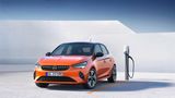 Opel  Gleichsam pragmatisch als auch revolutionär steigt Opel in die Elektrifizierung ein. In Rüsselsheim blickt man der scheidenden US-Mutter General Motors ohne große Tränen hinterher. Unter dem Dach der französischen PSA fühlt man sich wohler, zum einen, weil Opel nun Zugriff auf die Produktionsplattformen CMP und EMP2 erhält. Damit können in Rüsselsheim künftig – ähnlich wie bei BMW – Fahrzeuge wahlweise als E-Modell, Hybrid oder Benziner vom Band rollen. Zum anderen, weil die Franzosen Opel zum Elektro-Kompetenzzentrum für den gesamten PSA-Konzern gekürt haben. Ein Ritterschlag für den Neuzugang der Gruppe.  Im Zentrum der Forschung steht auch die Brennstoffzelle als Alternative zum Akku. Als erstes voll elektrisches Modell wird Opel ab Februar 2020 den e-Corsa gegen den ID.3 von VW als "Volkselektroauto" positionieren. Darauf folgt die E-Variante des Verkaufsrenners Opel Mokka X. Auch bei den Nutzfahrzeugen wird Opel den Wechsel wagen und den Transporter Vivaro als Stromer für den innerstädtischen Lieferverkehr anbieten.