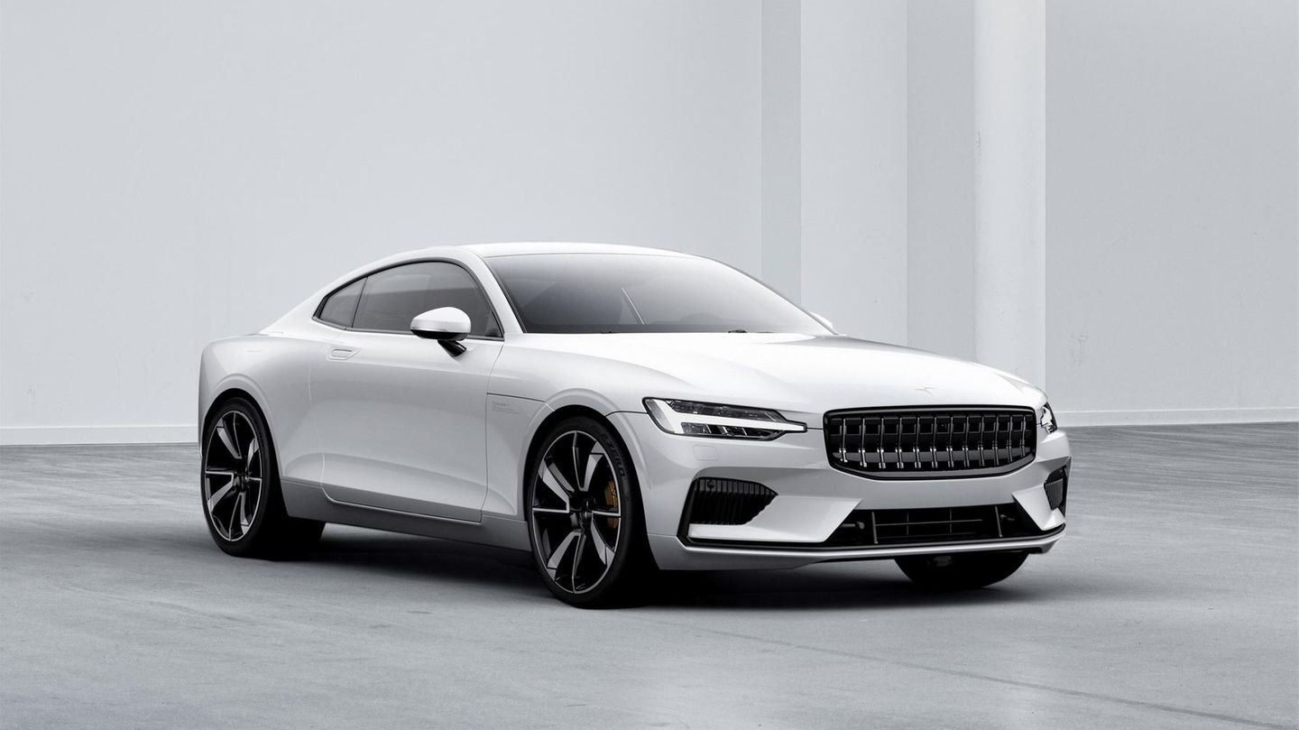 Von BMW bis VW: Volvo Marketing wirksam kündigte Volvo bereits vor zwei Jahren an, ab 2019 die Ära der Autos mit Verbrennungsmotor zu beenden. Gemeint war damit nicht, dass sich die Schweden vollständig von Benzin und Diesel verabschieden würden. Vielmehr wurden die traditionellen Aggregate standardmäßig von E-Motoren im Hybrid-Betrieb unterstützt. Das erste reine Elektroauto wird von der Tochter Polestar kommen und Polestar-2 heißen. Die Limousine soll dem Tesla Model 3 starke Konkurrenz machen. Der Anfang 2019 vorgestellte Prototyp beeindruckte mit seiner nahtlosen Integration des Android-Betriebssystems ins Infotainmentsystem des Wagens einschließlich Navigation via Google-Maps und Sprachsteuerung. Ein fahrbares Smartphone sozusagen. Ähnlich wie Mercedes mit seiner E-Mobility-Group werden in Polestar die E-Kompetenz des Unternehmens gebündelt. Bisher war das Subunternehmen die hausinterne Tuningwerkstatt von Volvo, wie AMG für Mercedes. Volvo Marketing wirksam kündigte Volvo bereits vor zwei Jahren an, ab 2019 die Ära der Autos mit Verbrennungsmotor zu beenden. Gemeint war damit nicht, dass sich die Schweden vollständig von Benzin und Diesel verabschieden würden. Vielmehr wurden die traditionellen Aggregate standardmäßig von E-Motoren im Hybrid-Betrieb unterstützt. Das erste reine Elektroauto wird von der Tochter Polestar kommen und Polestar-2 heißen. Die Limousine soll dem Tesla Model 3 starke Konkurrenz machen. Der Anfang 2019 vorgestellte Prototyp beeindruckte mit seiner nahtlosen Integration des Android-Betriebssystems ins Infotainmentsystem des Wagens einschließlich Navigation via Google-Maps und Sprachsteuerung. Ein fahrbares Smartphone sozusagen. Ähnlich wie Mercedes mit seiner E-Mobility-Group werden in Polestar die E-Kompetenz des Unternehmens gebündelt. Bisher war das Subunternehmen die hausinterne Tuningwerkstatt von Volvo, wie AMG für Mercedes.