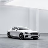Volvo  Marketing wirksam kündigte Volvo bereits vor zwei Jahren an, ab 2019 die Ära der Autos mit Verbrennungsmotor zu beenden. Gemeint war damit nicht, dass sich die Schweden vollständig von Benzin und Diesel verabschieden würden. Vielmehr wurden die traditionellen Aggregate standardmäßig von E-Motoren im Hybrid-Betrieb unterstützt. Das erste reine Elektroauto wird von der Tochter Polestar kommen und Polestar-2 heißen. Die Limousine soll dem Tesla Model 3 starke Konkurrenz machen. Der Anfang 2019 vorgestellte Prototyp beeindruckte mit seiner nahtlosen Integration des Android-Betriebssystems ins Infotainmentsystem des Wagens einschließlich Navigation via Google-Maps und Sprachsteuerung. Ein fahrbares Smartphone sozusagen. Ähnlich wie Mercedes mit seiner E-Mobility-Group werden in Polestar die E-Kompetenz des Unternehmens gebündelt. Bisher war das Subunternehmen die hausinterne Tuningwerkstatt von Volvo, wie AMG für Mercedes.