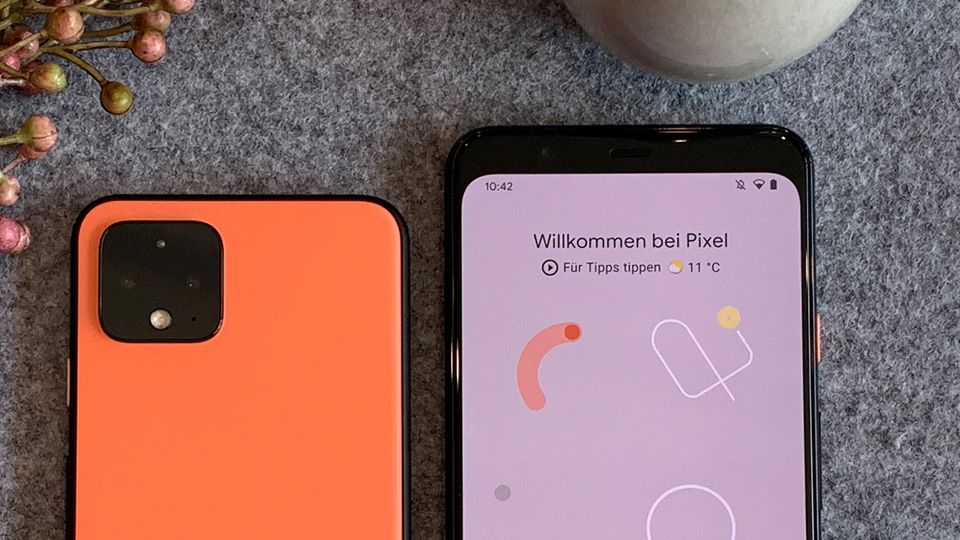 Neues Smartphone vorgestellt: Im recht breiten Rand des Displays verstecken sich die Sensoren für Gesichtserkennung und Gestensteuerung Im recht breiten Rand des Displays verstecken sich die Sensoren für Gesichtserkennung und Gestensteuerung