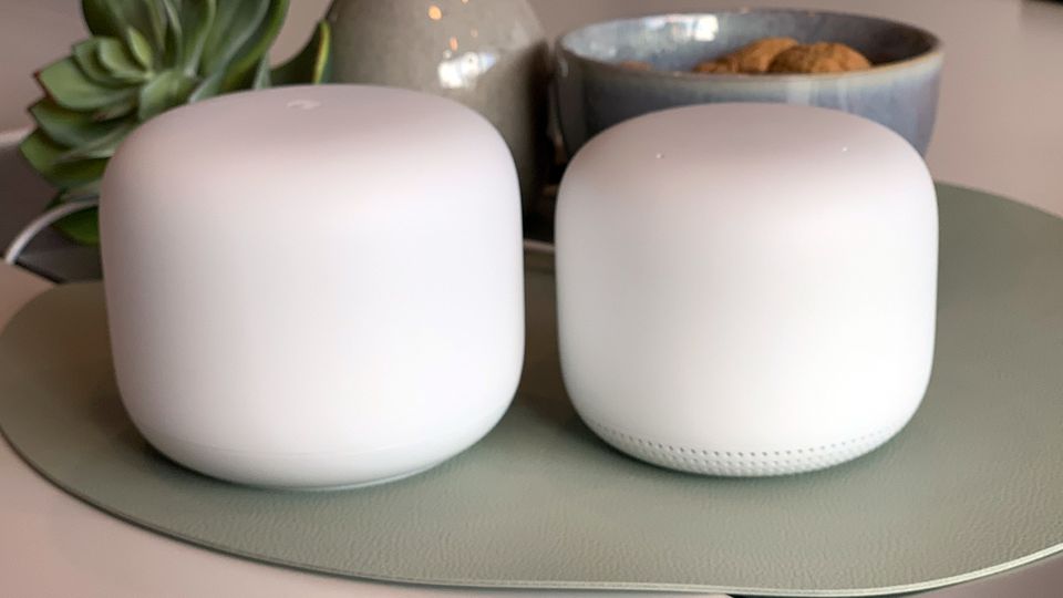Neues Smartphone vorgestellt: Durch das runde Design sollen sich die Google-Router Nest Wifi noch besser in Wohnzimmer und Co. platzieren lassen Durch das runde Design sollen sich die Google-Router Nest Wifi noch besser in Wohnzimmer und Co. platzieren lassen