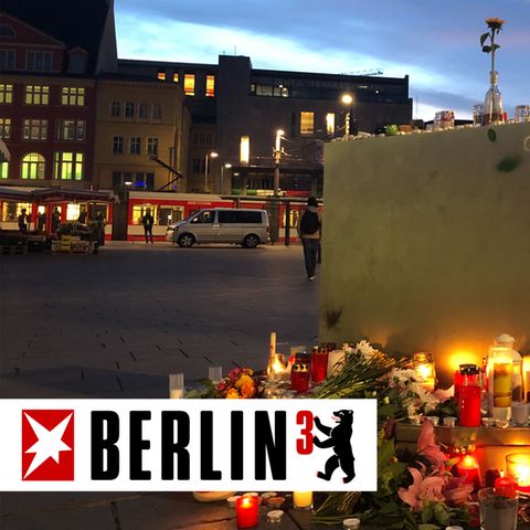 Blumen und Kerzen liegen nach dem Angriff auf die Synagoge in Halle mit zwei Toten am Vortag am Geoskop auf dem Marktplatz