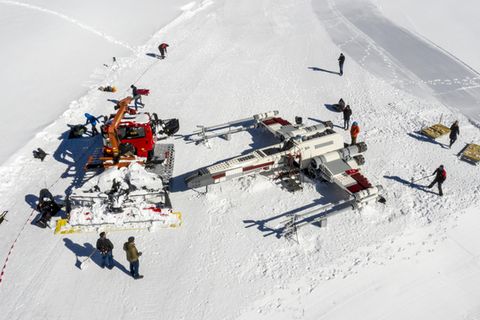 Ein "X-Wing-Flieger" steht auf dem Schweizer Jungfraujoch in 3400 Metern Höhe.