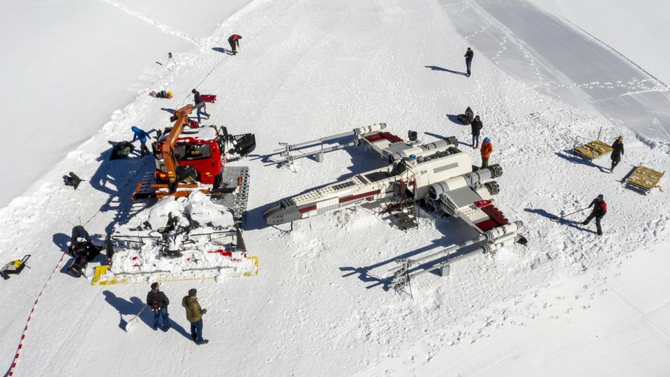 Ein "X-Wing-Flieger" steht auf dem Schweizer Jungfraujoch in 3400 Metern Höhe.