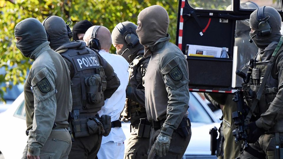 Der mutmaßliche Täter von Halle wird zur Haftprüfung geführt Der mutmaßliche Täter von Halle wird zur Haftprüfung geführt