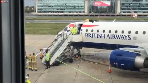 Ein Mann auf dem Dach eines Flugzeuges am Londoner City-Airport. Der Flug 8453 von British Airways nach Amsterdam wurde gestrichen.