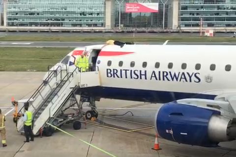 Ein Mann auf dem Dach eines Flugzeuges am Londoner City-Airport. Der Flug 8453 von British Airways nach Amsterdam wurde gestrichen.