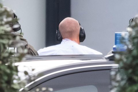 Attentäter Stephan B. auf dem Weg zum Haftprüfungstermin in Karlsruhe