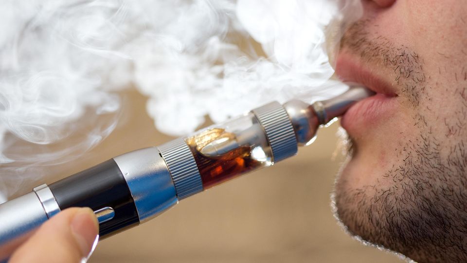 E-Zigarette Todesfälle in den USA: Ein Mann raucht eine elektrische Zigarette (E-Zigarette)