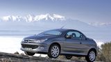 Peugeot 206 CC  Mit den lustigen Tragegriffen am Eck ist das Hardtop-Cabrio aus Frankreich immer noch ein Hingucker. Gebaut wird das einst meistverkaufte Cabrio in Deutschland seit 2007 nicht mehr, doch auf der Straße wirkt das Auto dank des eigenwillige Designs immer noch modern. 
