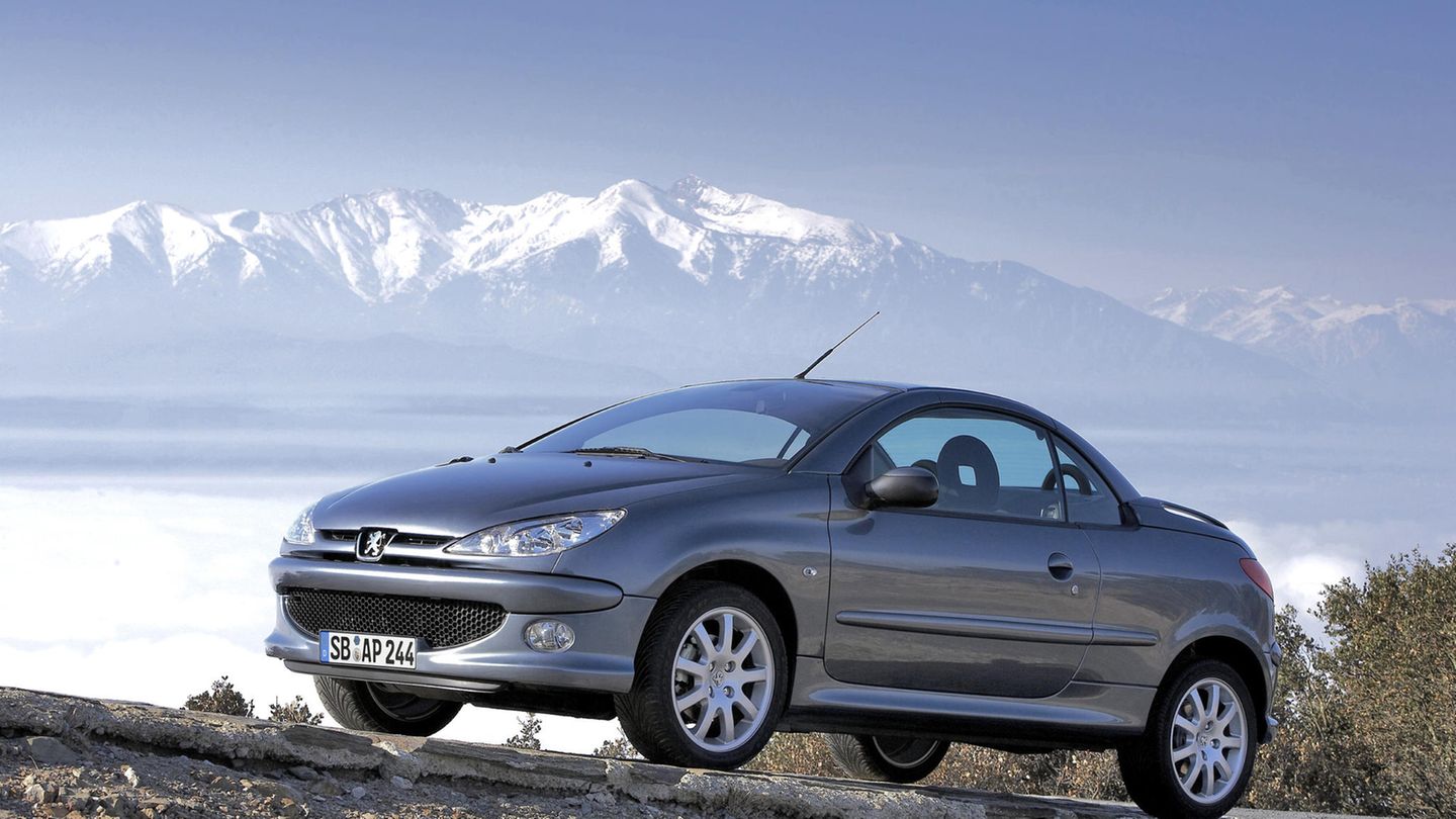 Peugeot 206 CC  Mit den lustigen Tragegriffen am Eck ist das Hardtop-Cabrio aus Frankreich immer noch ein Hingucker. Gebaut wird das einst meistverkaufte Cabrio in Deutschland seit 2007 nicht mehr, doch auf der Straße wirkt das Auto dank des eigenwillige Designs immer noch modern. 