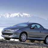 Peugeot 206 CC  Mit den lustigen Tragegriffen am Eck ist das Hardtop-Cabrio aus Frankreich immer noch ein Hingucker. Gebaut wird das einst meistverkaufte Cabrio in Deutschland seit 2007 nicht mehr, doch auf der Straße wirkt das Auto dank des eigenwillige Designs immer noch modern. 