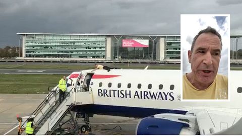 Extinction Rebellion: Demonstrant klettert auf Flugzeug – und bereut es sofort