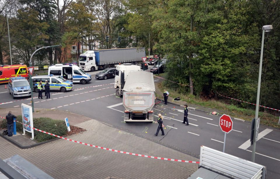 Nachrichten aus Deutschland – Elfjähriges Mädchen von Laster überrollt Nachrichten aus Deutschland – Unglücks-Lkw steht auf der abgesperrten Kreuzung