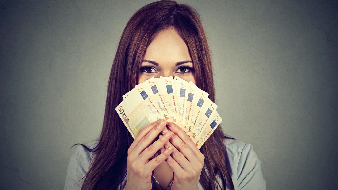 5. Sie kommen geldgierig rüber  Den Punkt Geld kann man schnell erklären: Hier macht der Arbeitgeber den Anfang. Entweder fragt er Sie nach Ihren Vorstellungen. Oder er unterbreitet ein finanzielles Angebot. Lenken Sie nicht das Thema selbst auf diesen Punkt - das ist unprofessionell. 