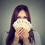 5. Sie kommen geldgierig rüber  Den Punkt Geld kann man schnell erklären: Hier macht der Arbeitgeber den Anfang. Entweder fragt er Sie nach Ihren Vorstellungen. Oder er unterbreitet ein finanzielles Angebot. Lenken Sie nicht das Thema selbst auf diesen Punkt - das ist unprofessionell. 