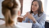 Frau in Bewerbungsgespräch