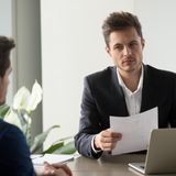 Mann in Bewerbungsgespräch