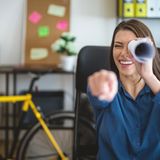 Frau sitzt am Schreibtisch
