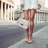 Eine Frau läuft mit Handtasche