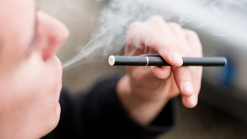 E-Zigarette: Ein junger Mann benutzt eine E-Zigarette