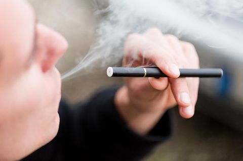 E-Zigarette: Ein junger Mann benutzt eine E-Zigarette