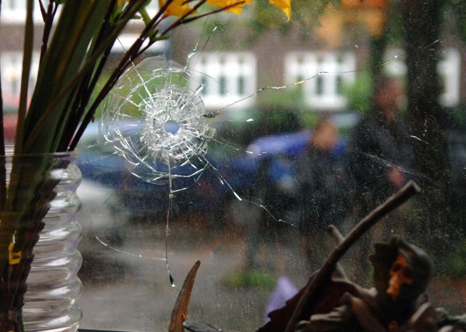 Nachrichten aus Deutschland – Brüder ballern Fensterscheibe der Nachbarin kaputt Nachrichten aus Deutschland – Einschussloch in einer Fensterscheibe