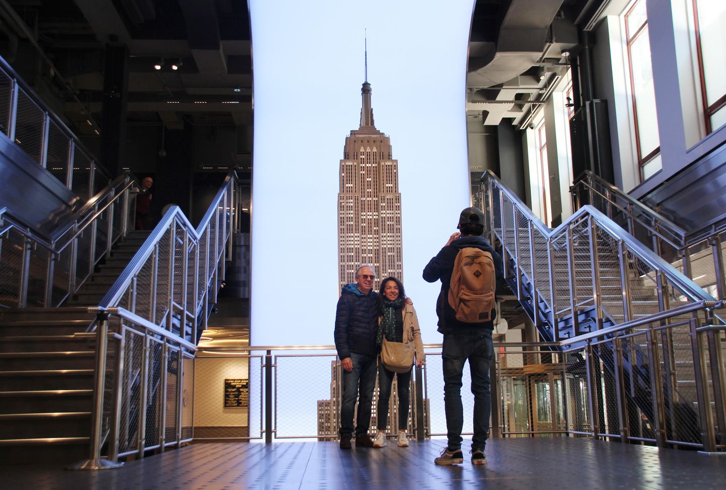 Der neue Eingangsbereich des Empire State Building: Besucher fotografieren sich vor einem Modell des Gebäudes im Untergeschoss.