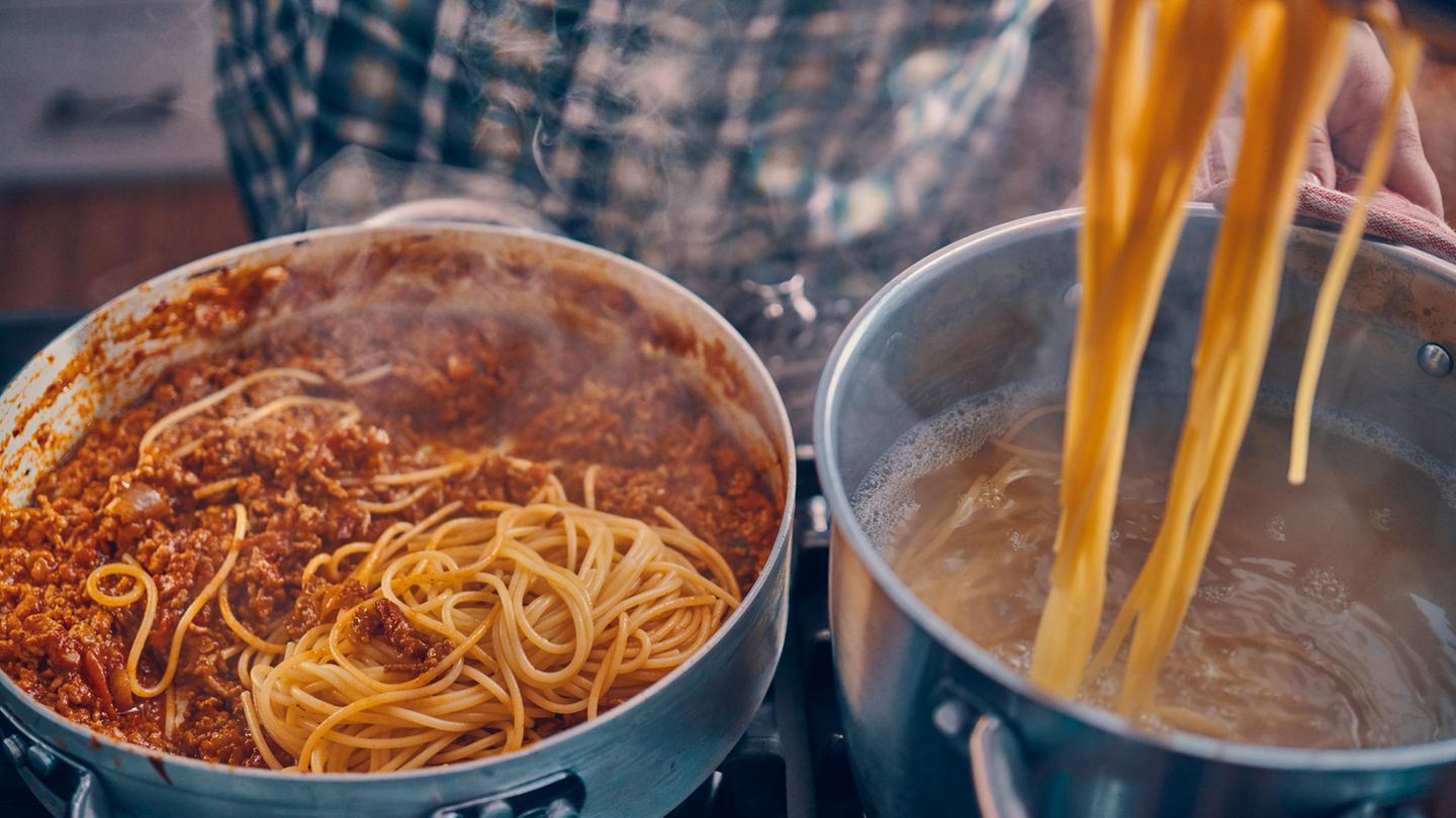 Pasta Abschrecken Warum Nudeln Nicht Ins Kalte Wasser Gehoren Stern De