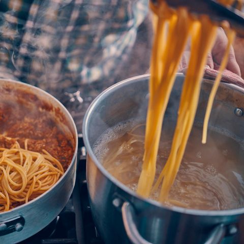 Nudeln abschrecken: Ein Topf mit Spaghetti steht auf einem Herd