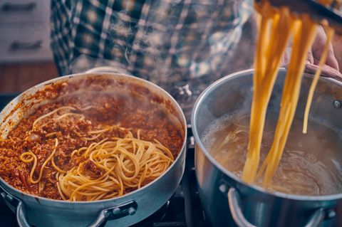 Nudeln abschrecken: Ein Topf mit Spaghetti steht auf einem Herd