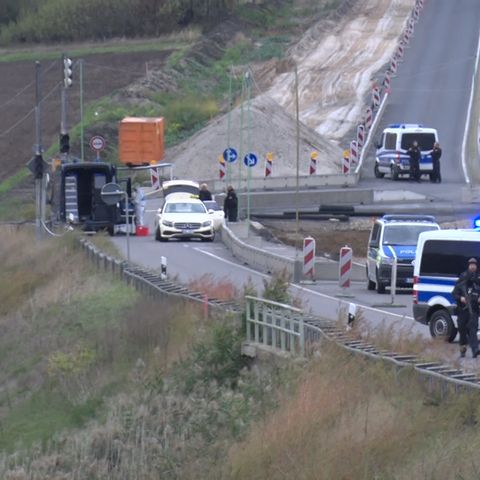 Polizisten kontrollieren an einer Baustelle auf der Bundesstraße 91 zwischen Deuben und Werschen ein Taxi