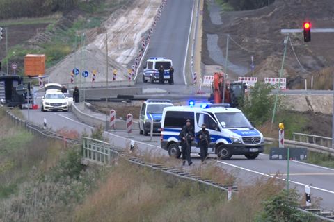 Polizisten kontrollieren an einer Baustelle auf der Bundesstraße 91 zwischen Deuben und Werschen ein Taxi