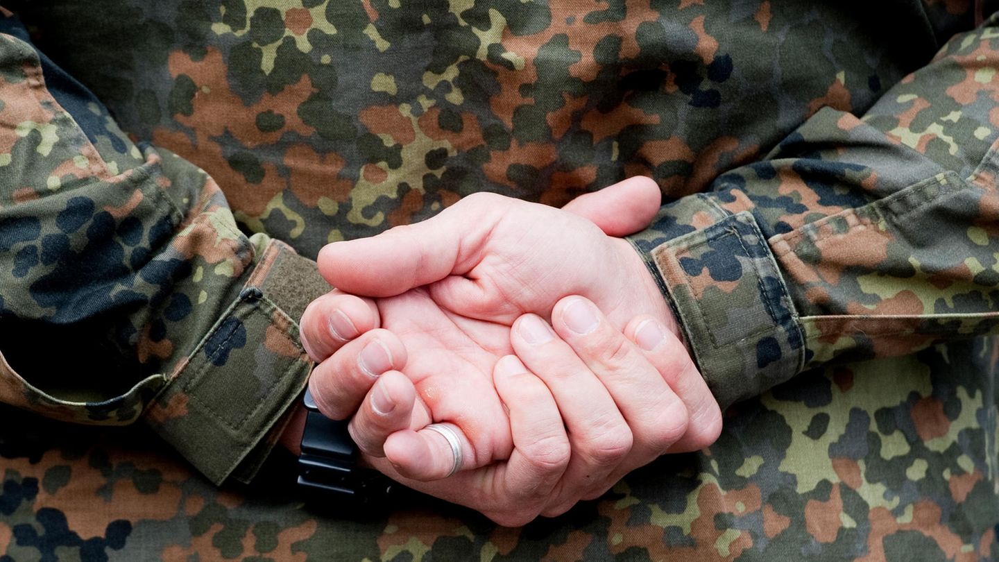 Ein Soldat hält in der Julius-Leber-Kaserne auf einem Übungsplatz seine Hände hinter dem Rücken