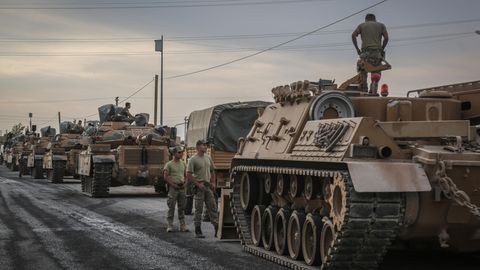 Soldaten und die Militärfahrzeuge stehen in der türkischen Stadt Akcakale