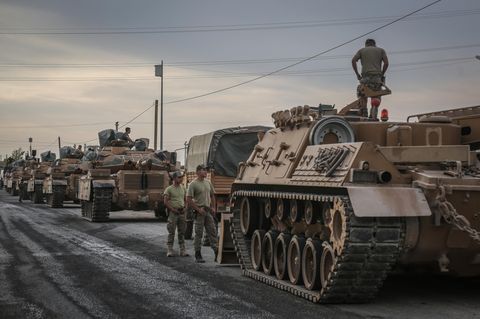 Soldaten und die Militärfahrzeuge stehen in der türkischen Stadt Akcakale