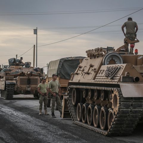 Soldaten und die Militärfahrzeuge stehen in der türkischen Stadt Akcakale