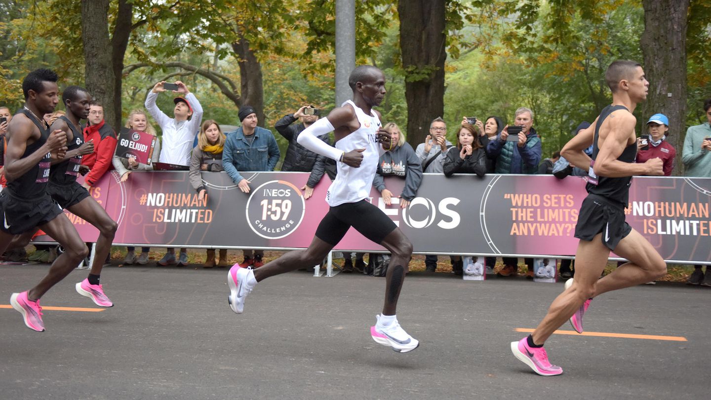 Begleitet von mehreren Tempomachern lief Eliud Kipchoge den Marathon unter zwei Stunden