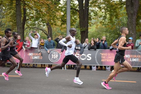 Begleitet von mehreren Tempomachern lief Eliud Kipchoge den Marathon unter zwei Stunden