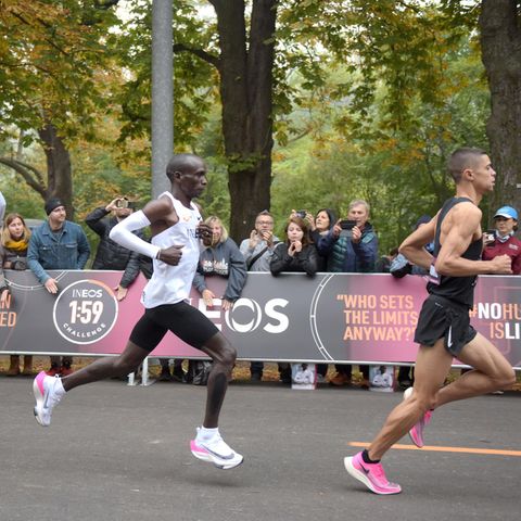 Begleitet von mehreren Tempomachern lief Eliud Kipchoge den Marathon unter zwei Stunden