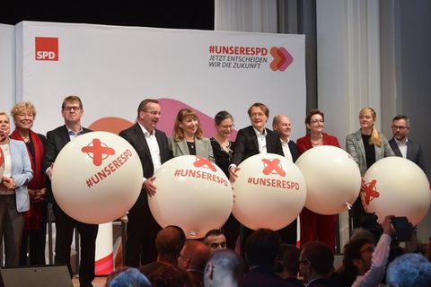 Die Kandidaten für den SPD-Vorsitz während des Abschlusses der 23. SPD-Regionalkonferenz