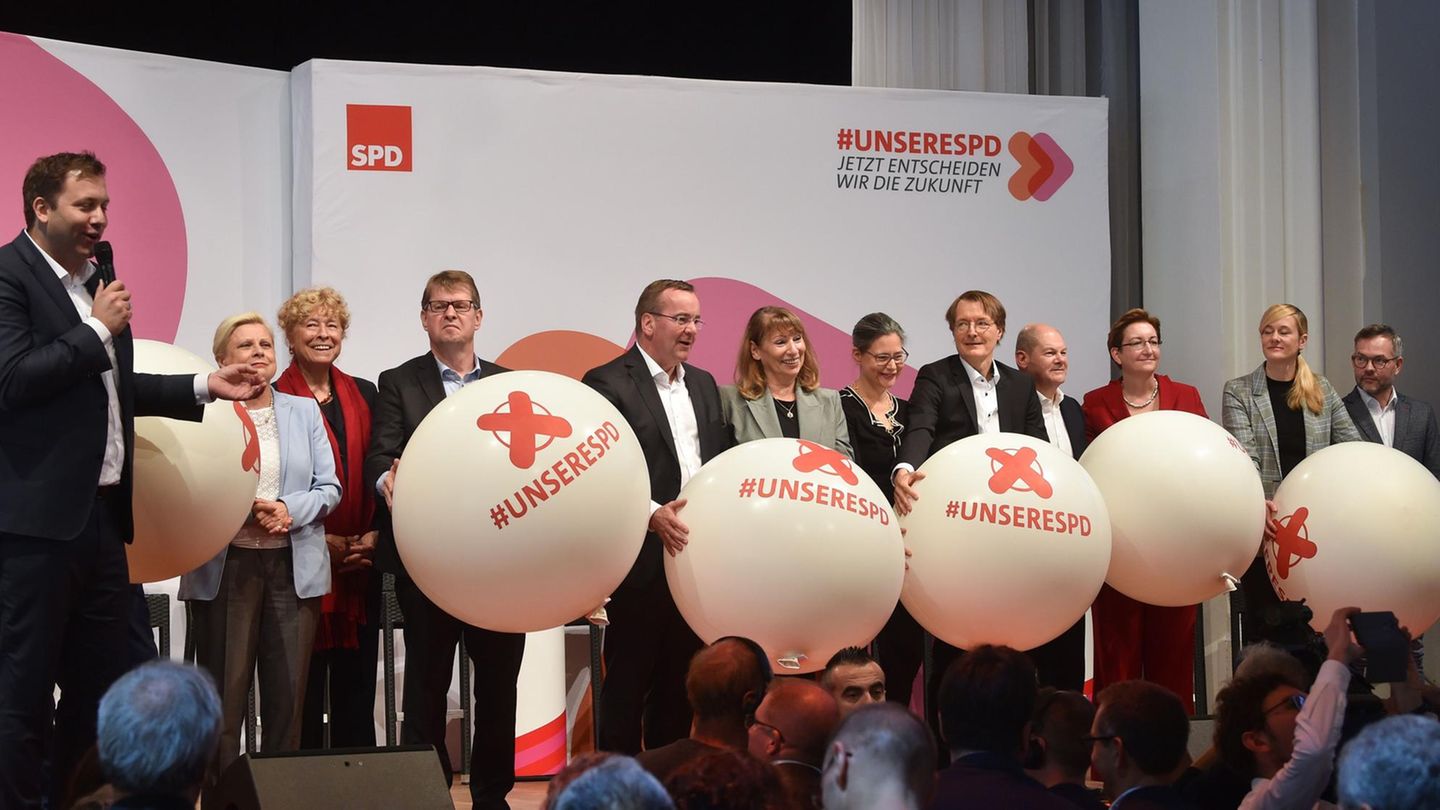 Die Kandidaten für den SPD-Vorsitz während des Abschlusses der 23. SPD-Regionalkonferenz
